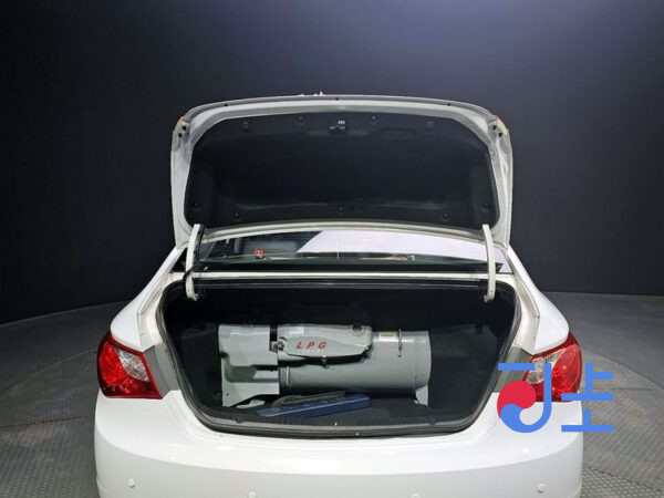 Hyundai Sonata white - KMHEC41MBBA340420 - Image 20