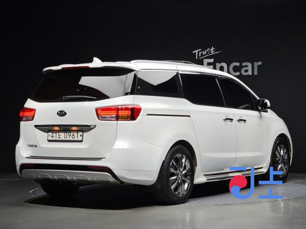 Kia Carnival white - KNAMC81ABGS199778 - Image 2