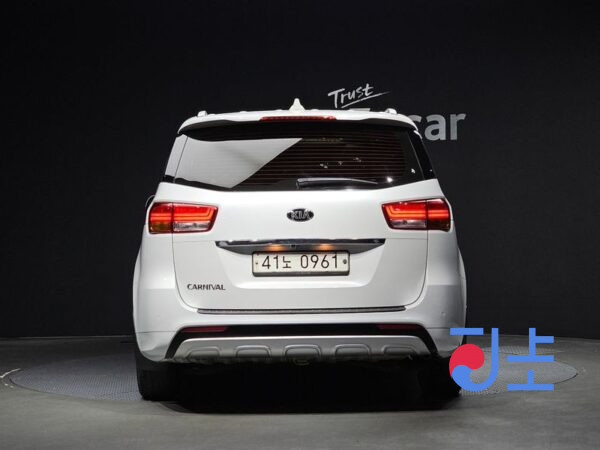 Kia Carnival white - KNAMC81ABGS199778 - Image 4