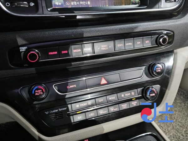 Kia Carnival white - KNAMC81ABGS199778 - Image 17