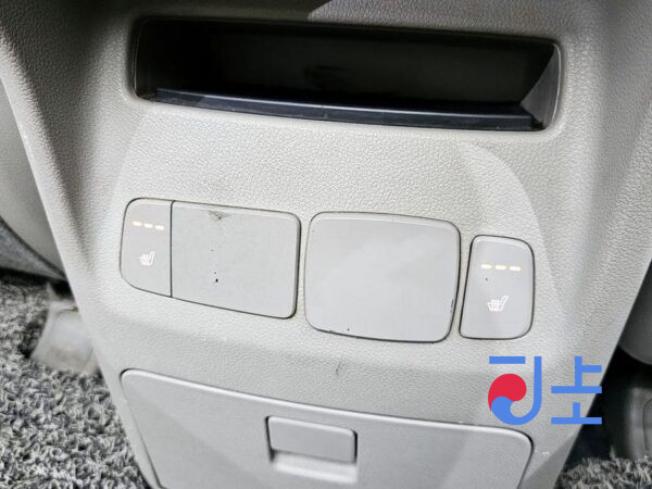 Kia Carnival white - KNAMC81ABGS199778 - Image 18