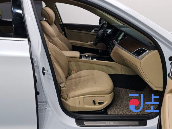 Hyundai Genesis white - KMHGM41DDFU055765 - Image 11