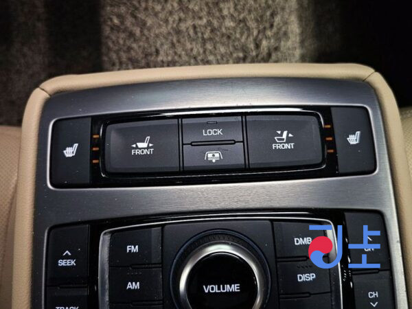 Hyundai Genesis white - KMHGM41DDFU055765 - Image 19