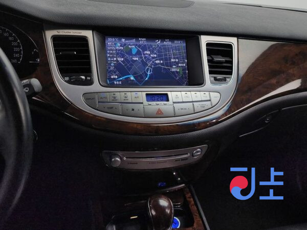 Hyundai Genesis silver - KMHGB41AP9U045455 - Image 15