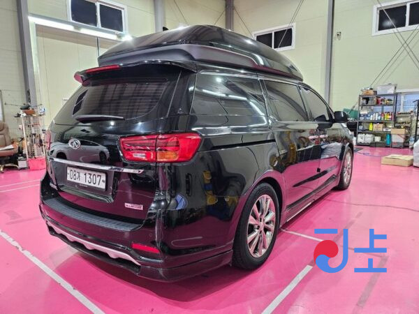 Kia Carnival black - KNAMC81ABKS574365 - Image 2