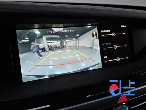 Genesis G90 blue - KMHG141DBKU072250 - Image 16