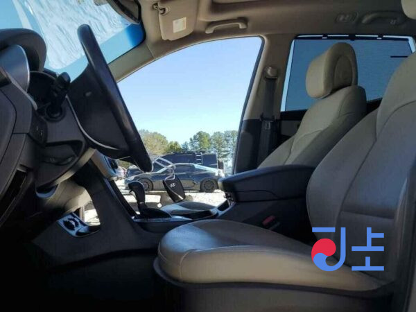 2018 Hyundai SantaFe White - KMHS381CBKU045203 - Image 6