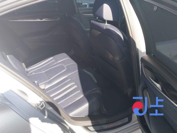 2019 BMW 5-Series 520d xDrive Silver — WBAJF5105KWW52012 - Image 7