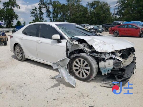 Toyota Camry 2017 White — AXVH701018194 - Image 2