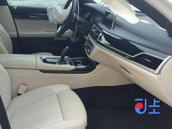 2017 BMW 740Li xDrive White — WBA7E4109HGV23250 - Image 5