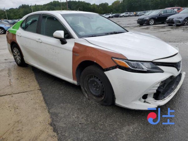 Toyota Camry 2017 Hybrid White — AXVH70-1011953 - Image 2