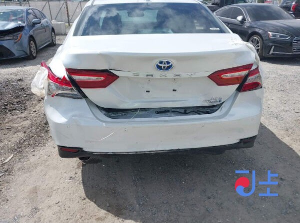 Toyota Camry 2017 Hybrid White — AXVH70-1003216 - Image 6