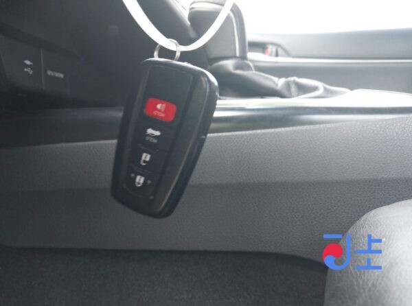 Toyota Camry 2017 Hybrid White — AXVH70-1003216 - Image 9