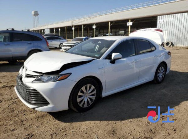 Toyota Camry 2017 Hybrid White — AXVH70-1015178 - Image 2