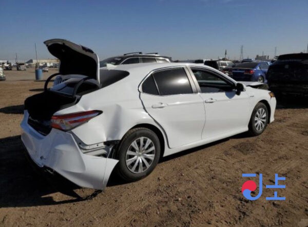 Toyota Camry 2017 Hybrid White — AXVH70-1015178 - Image 3