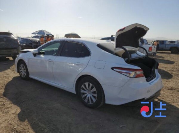Toyota Camry 2017 Hybrid White — AXVH70-1015178 - Image 4
