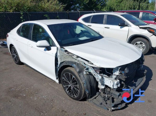 Toyota Camry 2017 White — AXVH70-1008806