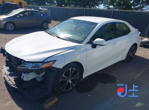 Toyota Camry 2017 White — AXVH70-1008806 - Image 2