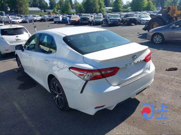 Toyota Camry 2017 White — AXVH70-1008806 - Image 3