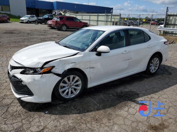 Toyota Camry 2018 White — AXVH70-1022383