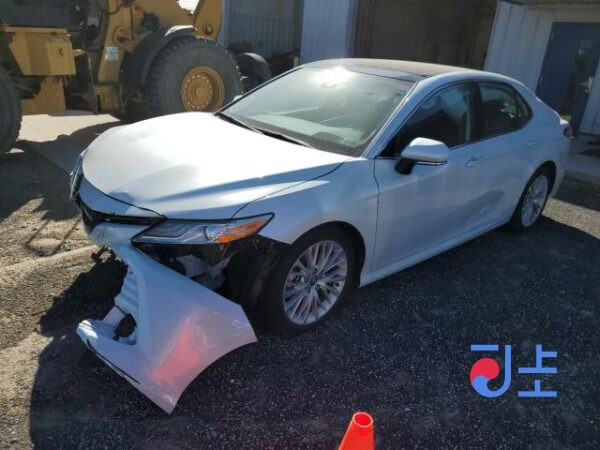 Toyota Camry 2018 White — AXVH70-1022629