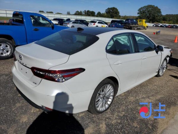 Toyota Camry 2018 White — AXVH70-1022629 - Image 4