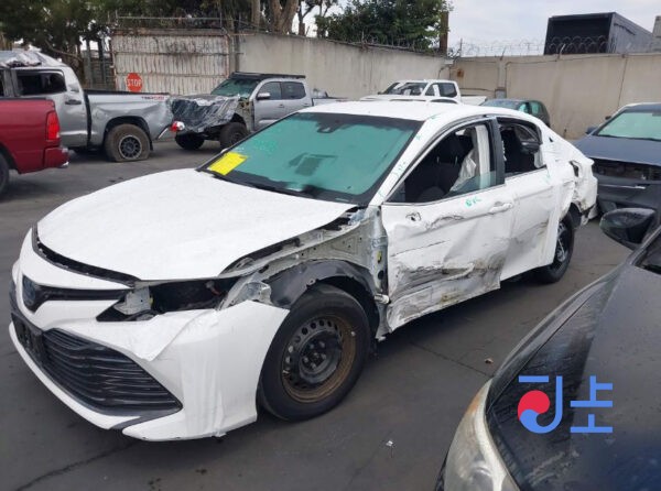 Toyota Camry 2018 Hybrid White — AXVH70-1028862 - Image 2