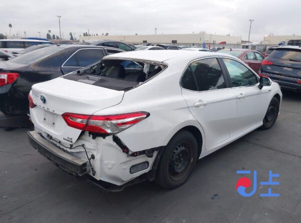 Toyota Camry 2018 Hybrid White — AXVH70-1028862 - Image 4