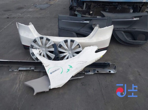 Toyota Camry 2018 Hybrid White — AXVH70-1028862 - Image 8