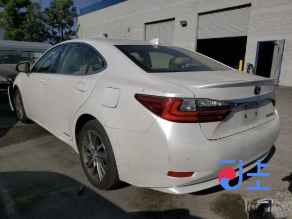 2016 Lexus ES300H White — JTHBW1GG0H2138409 - Image 3