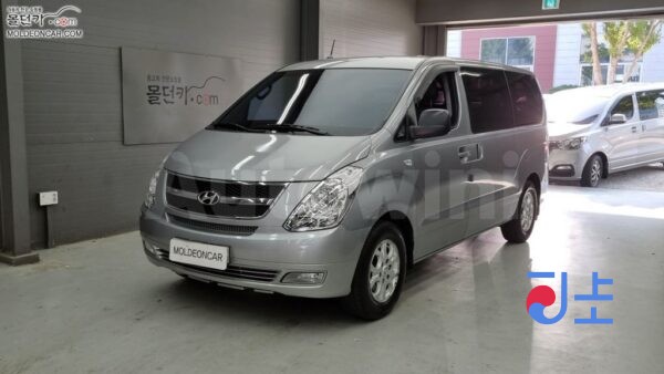 2013 Hyundai Grand Starex Diesel  Van 3  Seats CVX  Luxury - KMFWBX7KBDU534553