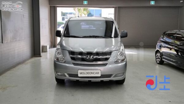 2013 Hyundai Grand Starex Diesel  Van 3  Seats CVX  Luxury - KMFWBX7KBDU534553 - Image 3