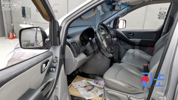 2013 Hyundai Grand Starex Diesel  Van 3  Seats CVX  Luxury - KMFWBX7KBDU534553 - Image 7
