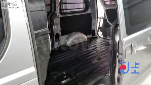 2013 Hyundai Grand Starex Diesel  Van 3  Seats CVX  Luxury - KMFWBX7KBDU534553 - Image 8