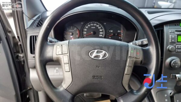 2013 Hyundai Grand Starex Diesel  Van 3  Seats CVX  Luxury - KMFWBX7KBDU534553 - Image 9