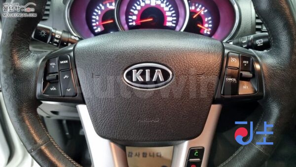 2011 Kia Sorento R Diesel 2.0 2WD TLX  Luxury - KNAKU815BCA240489 - Image 9