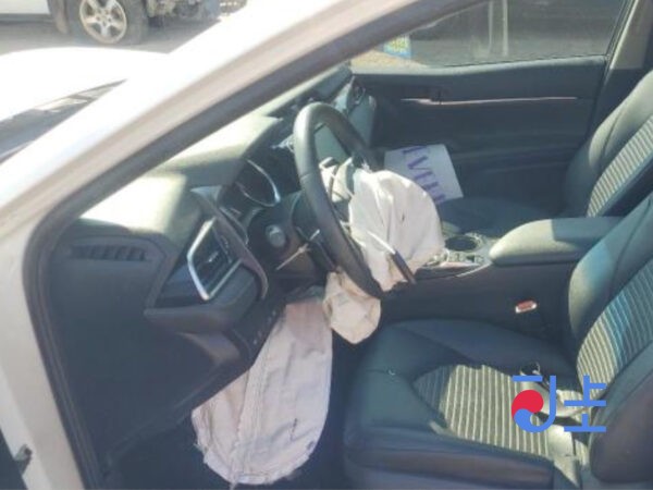 Toyota Camry 2018 White 2.5L — AXVH70-1032736 - Image 5