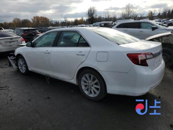2014 Toyota Camry Hybrid White — AVV50-1050337 - Image 2